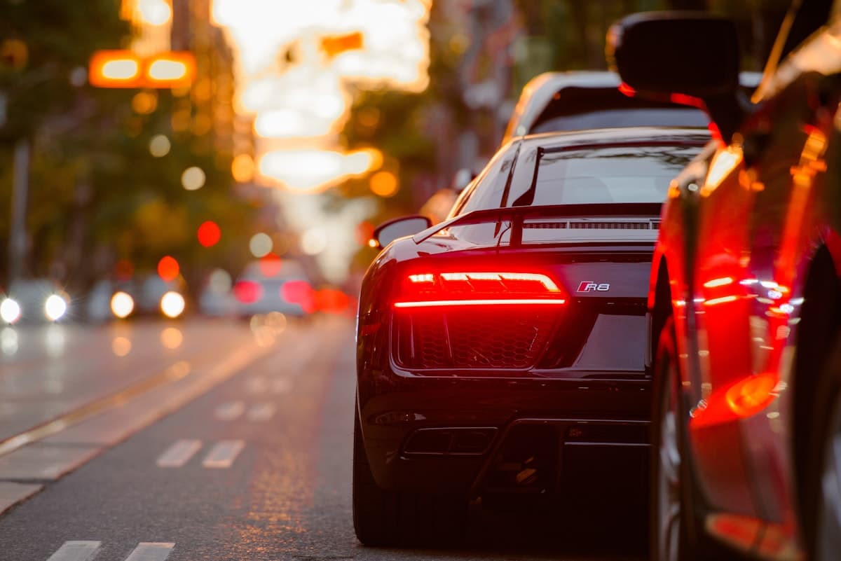 Audi R8 noire au coucher du soleil